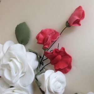 close up picture of white roses and pink sweetpeas